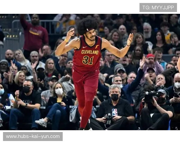 米切尔突入内线轻推上篮得手，骑士掌声雷动