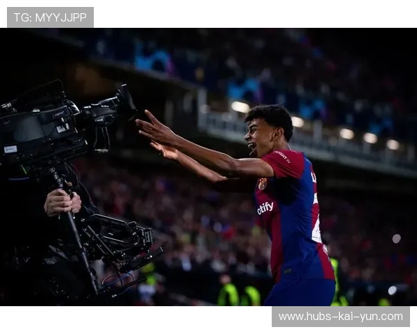 亚马尔低平球扫向门前